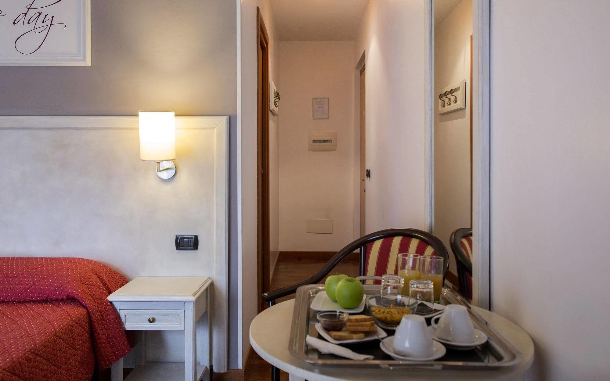 & 2* Roma